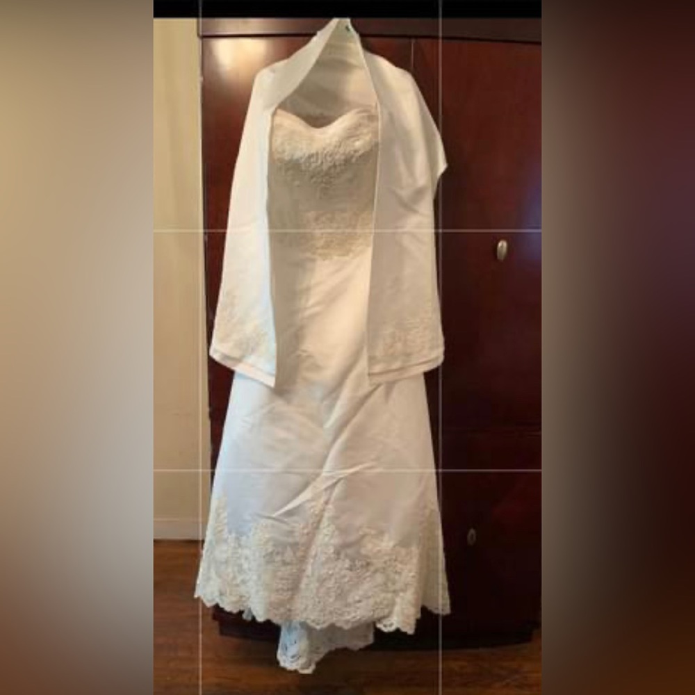 Wedding gown size 12 fit like an size 8